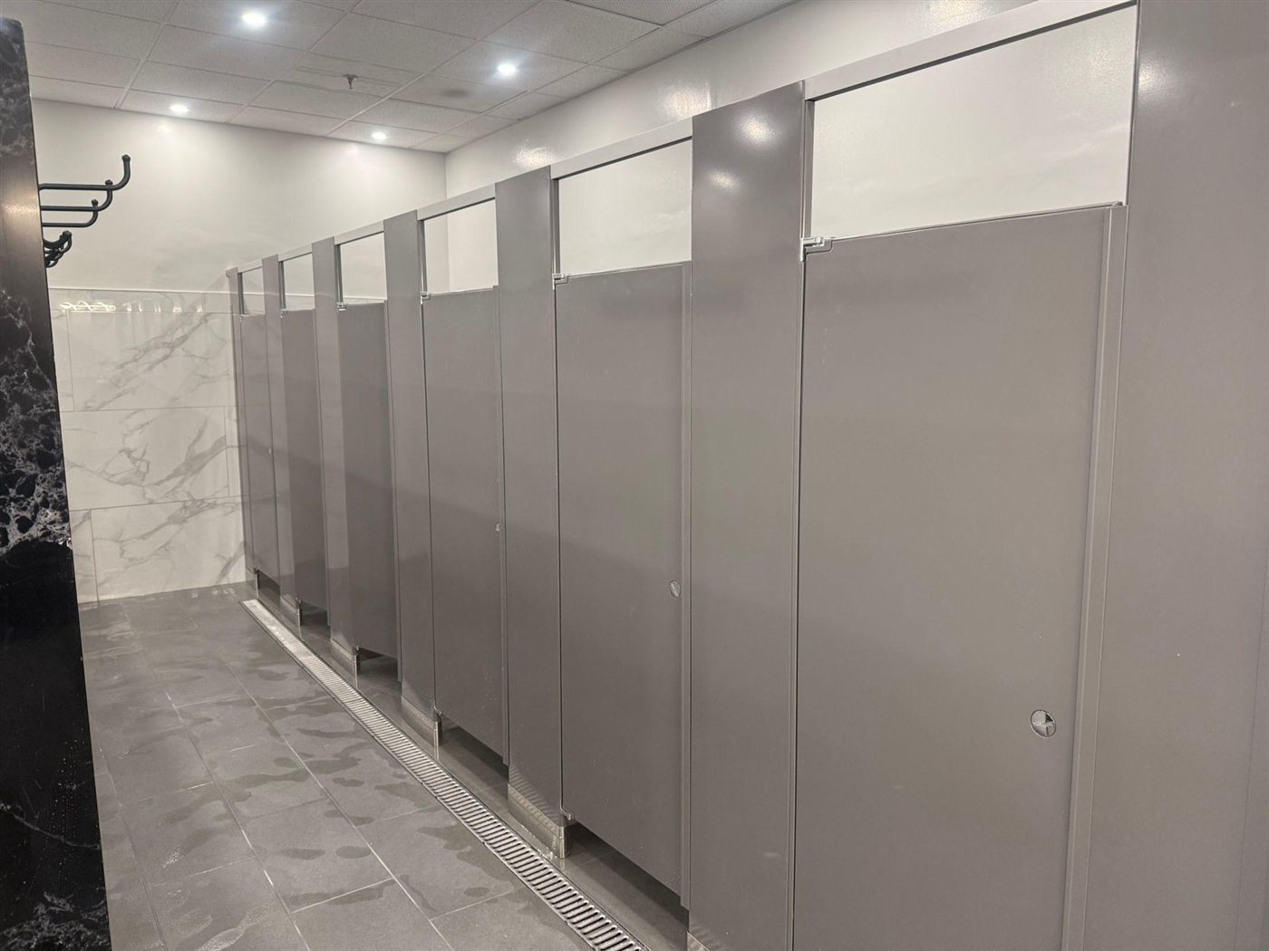 Commercial washroom stall partitions